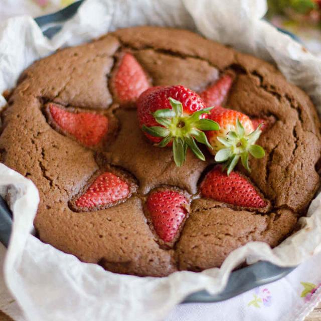 Dolce vegan morbido di cioccolato e fragole
