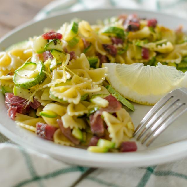 Farfalle zucchine bresaola e limone
