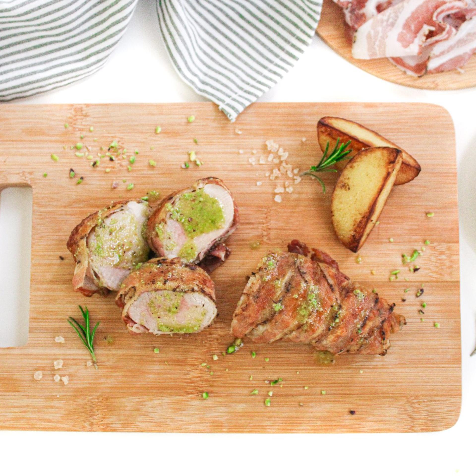 Filetto di maiale impancettato con pesto di pistacchio