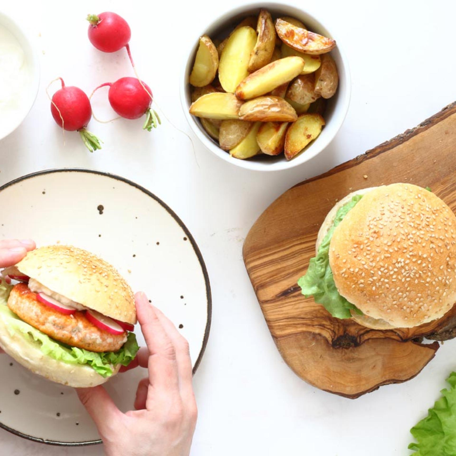 Fishburger di salmone con patatine arrosto