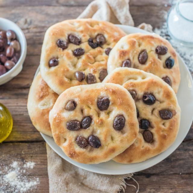 Focacce con taggiasche e olio ligure