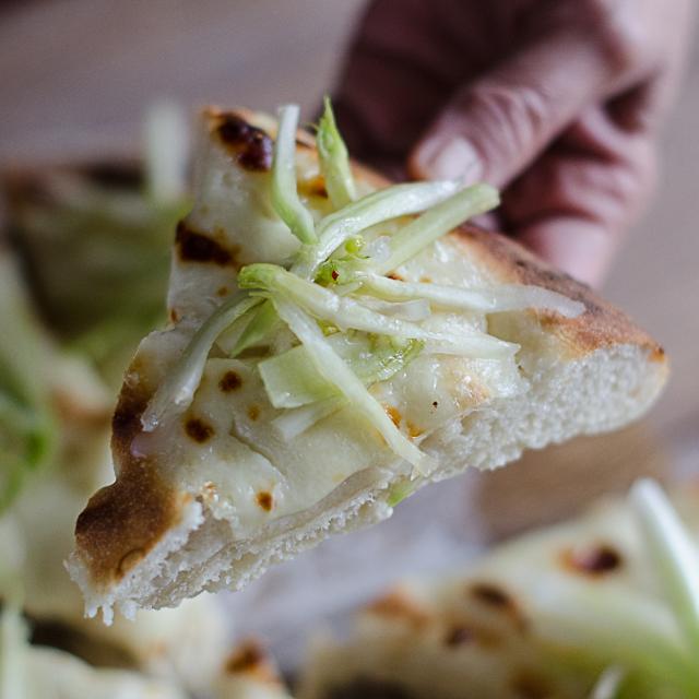 Focaccia con stracchino e puntarelle