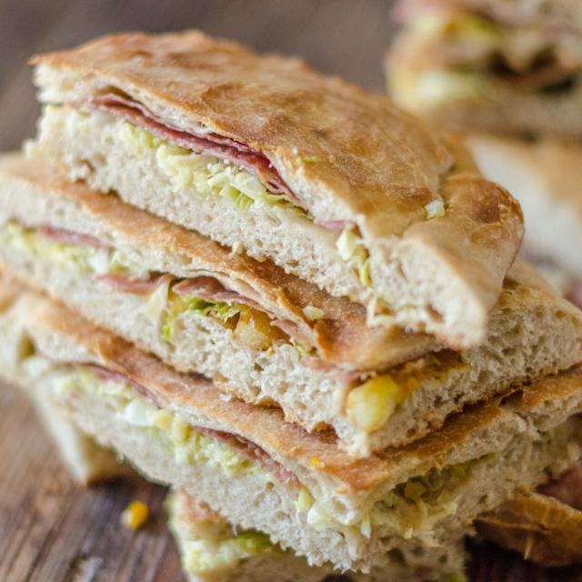 Focaccia verza e salame