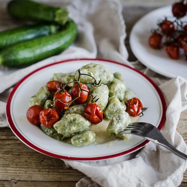 Gnocchetti di zucchine e patate con crescenza e pomodorini arrostiti