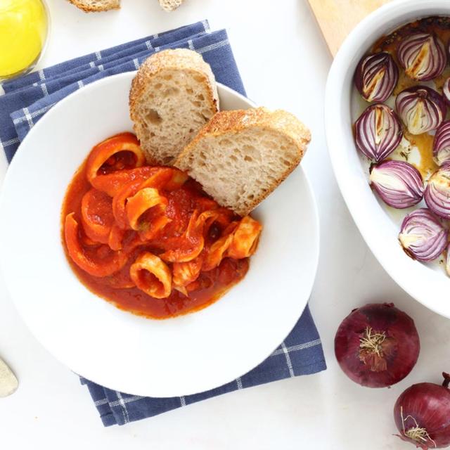 Guazzetto di calamari con cipolle arrosto