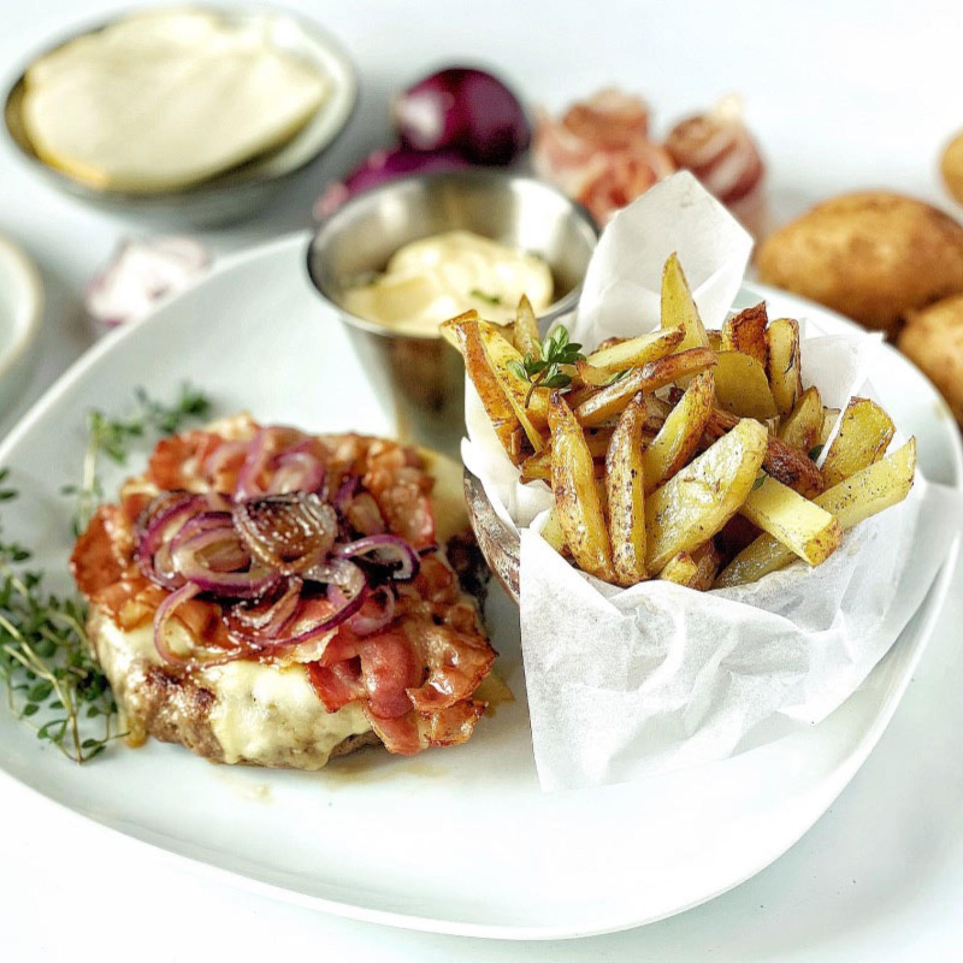Hamburger gourmet e patatine arrosto