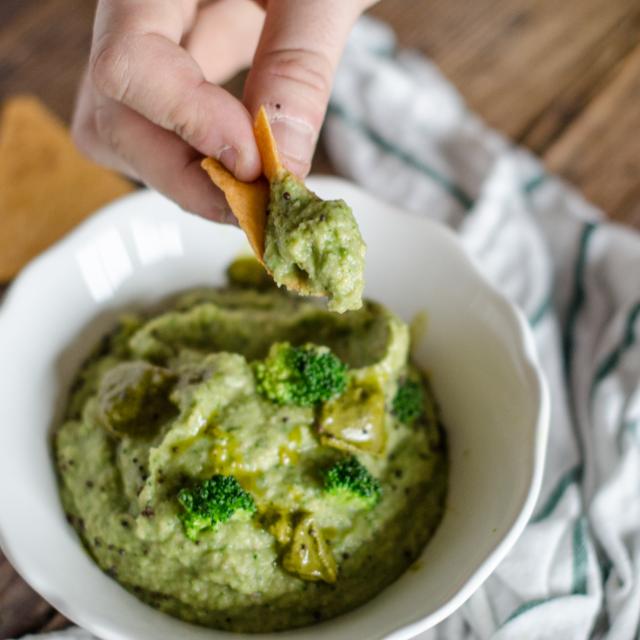 Hummus di fagioli broccoletti e avocado