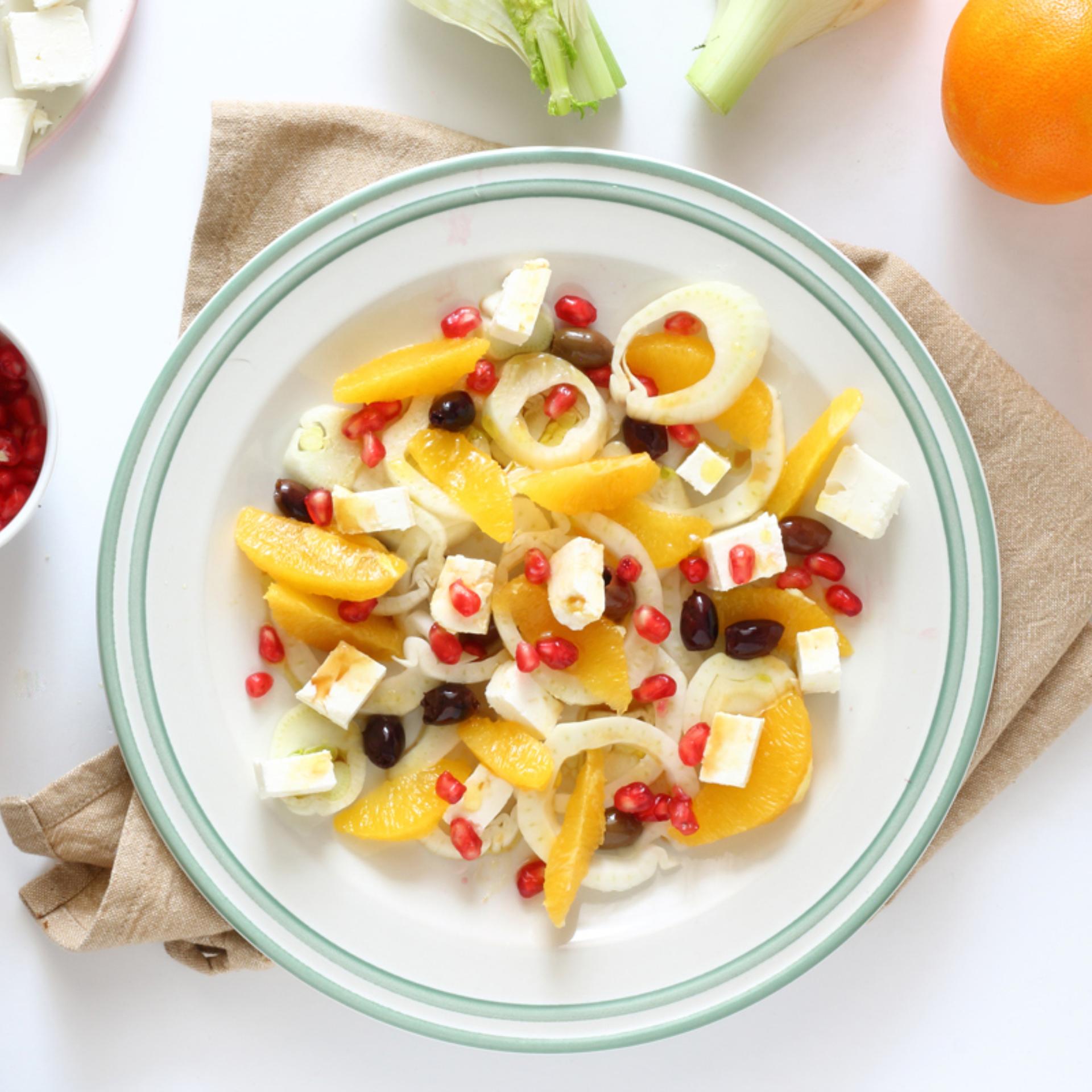 Insalata delle feste con arance, finocchi, melagrana e feta