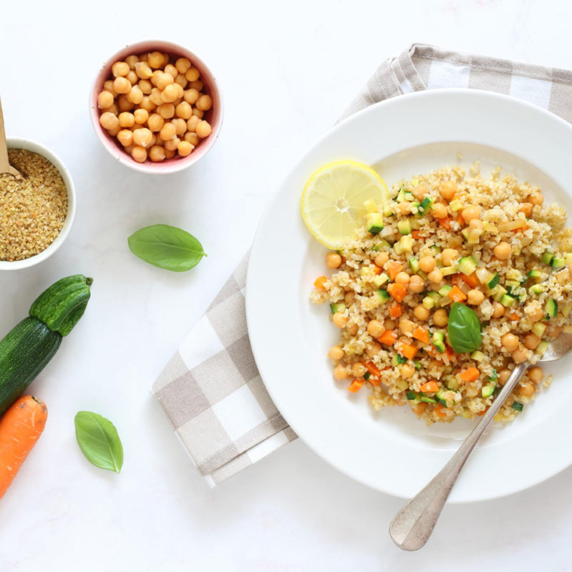 Insalata di bulgur con verdure e ceci
