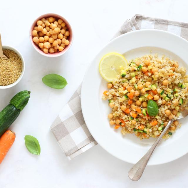Insalata di bulgur con verdure e ceci