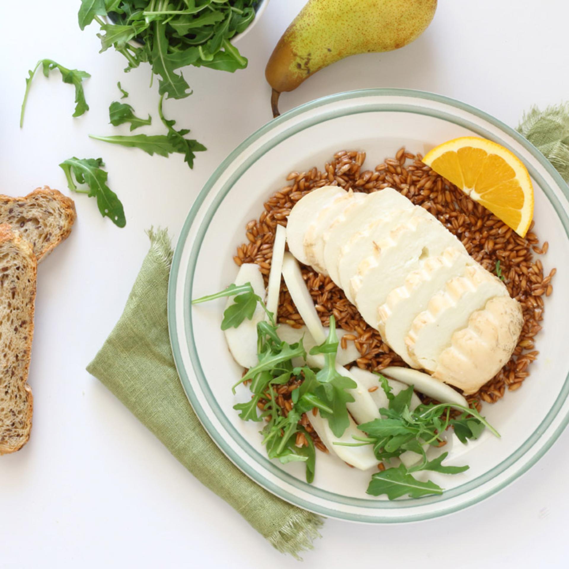 Insalata di farro, mozzarella di bufala affumicata, pere e rucola