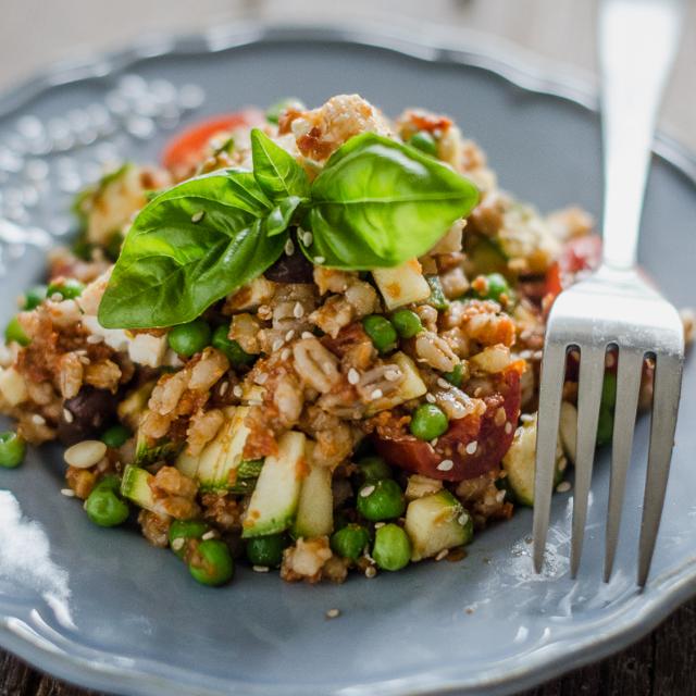 Insalata di orzo con pesto di pomodori secchi