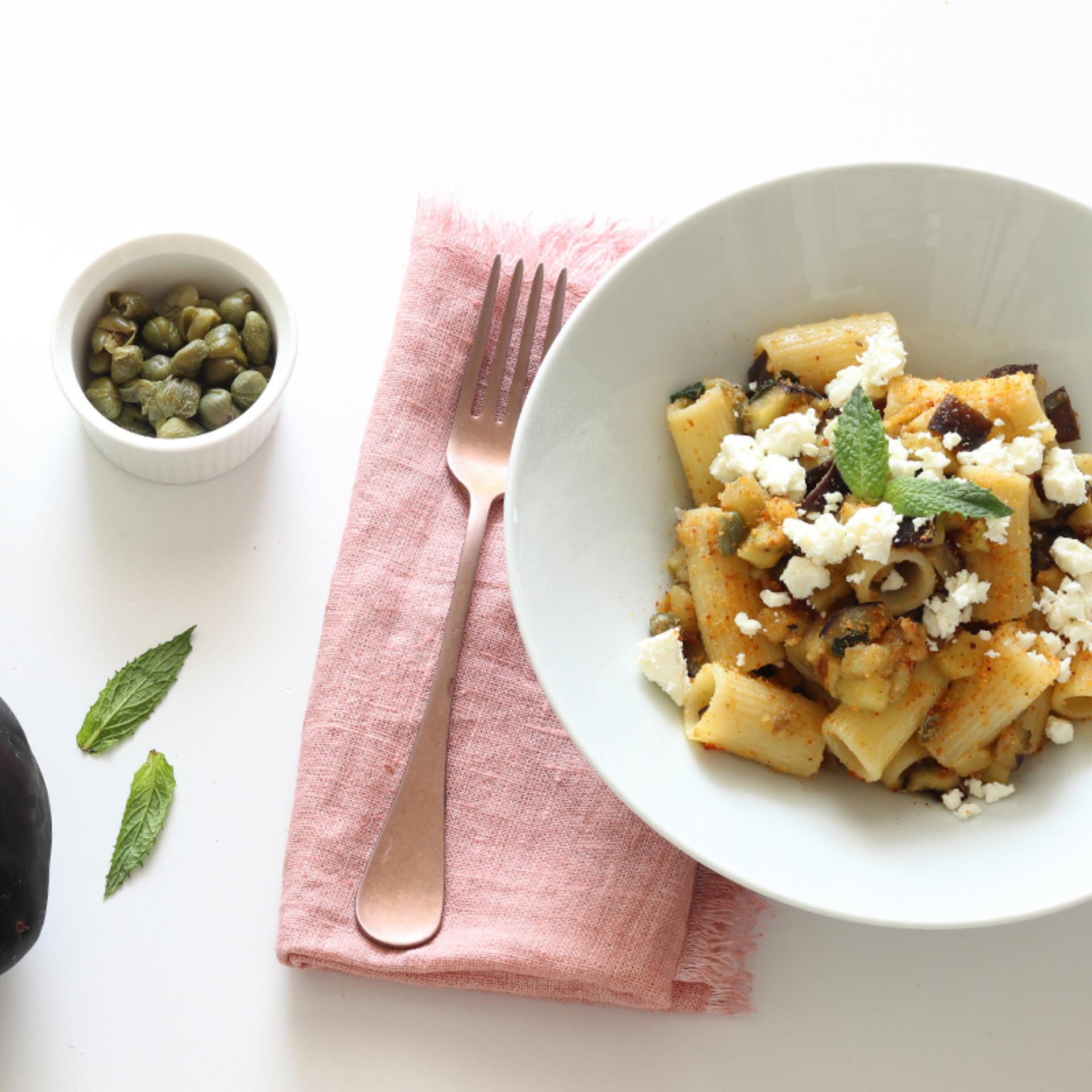 Insalata di pasta fredda con melanzane e feta