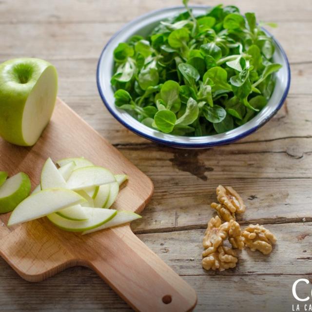 Insalata di valeriana e mela verde con crostoni allo chèvre