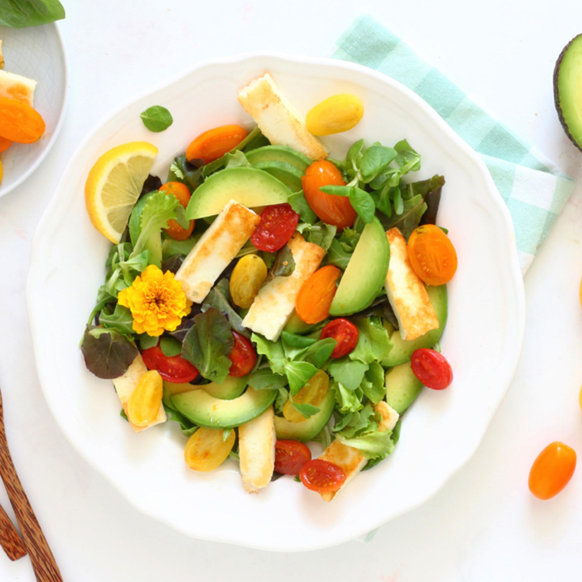 Insalata sport con formaggio greco e avocado