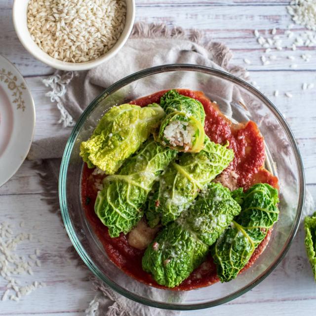 Involtini di verza con riso e salsiccia