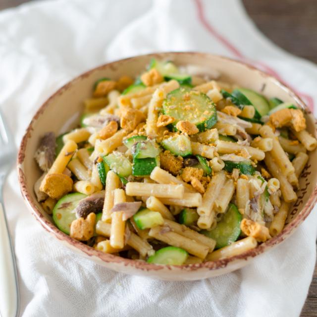 Maccheroncini di lenticchie con sgombro e zucchine