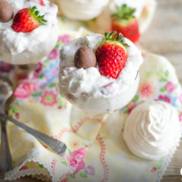 Meringata di fragole con colomba