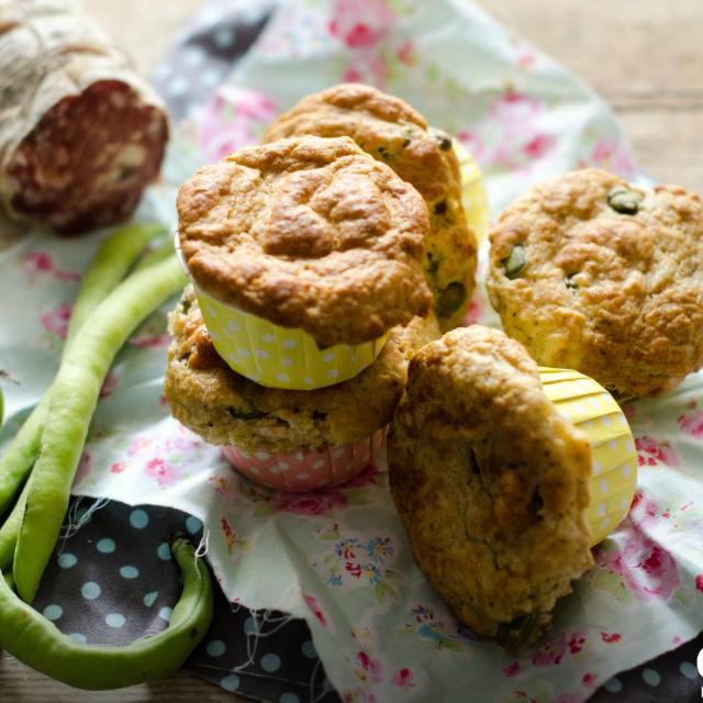 Muffin salati con fave e salame