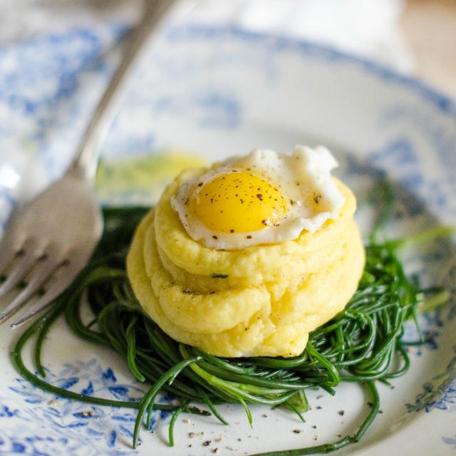 Nidi di patate con uova di quaglia su barba di frate