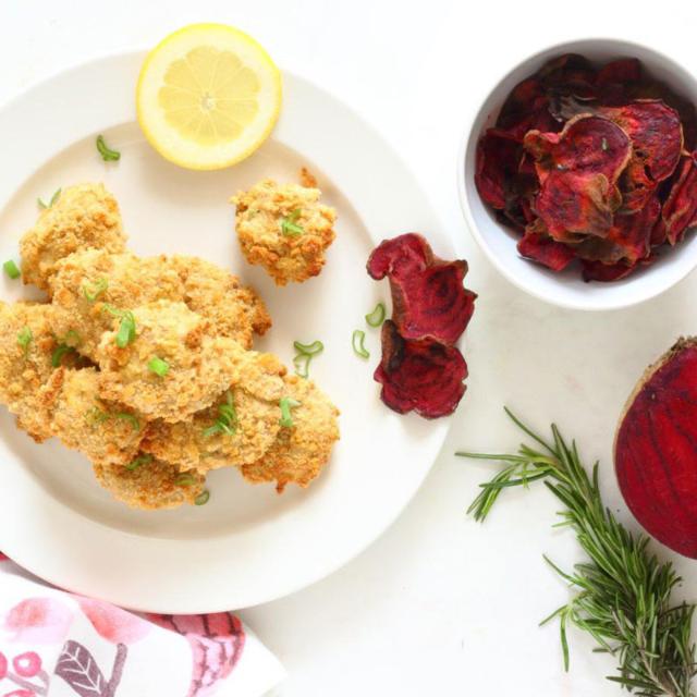 Nuggets al forno con chips di barbabietola