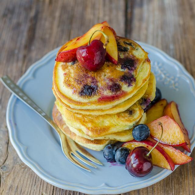 Pancake ai mirtilli e pesche caramellate
