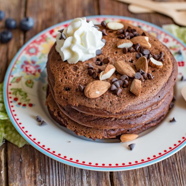 Pancake al cioccolato mandorle e ricotta