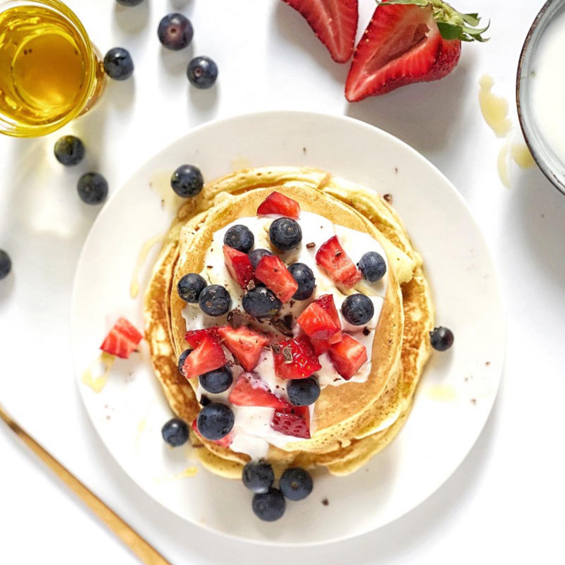 Pancake con yogurt e frutta fresca