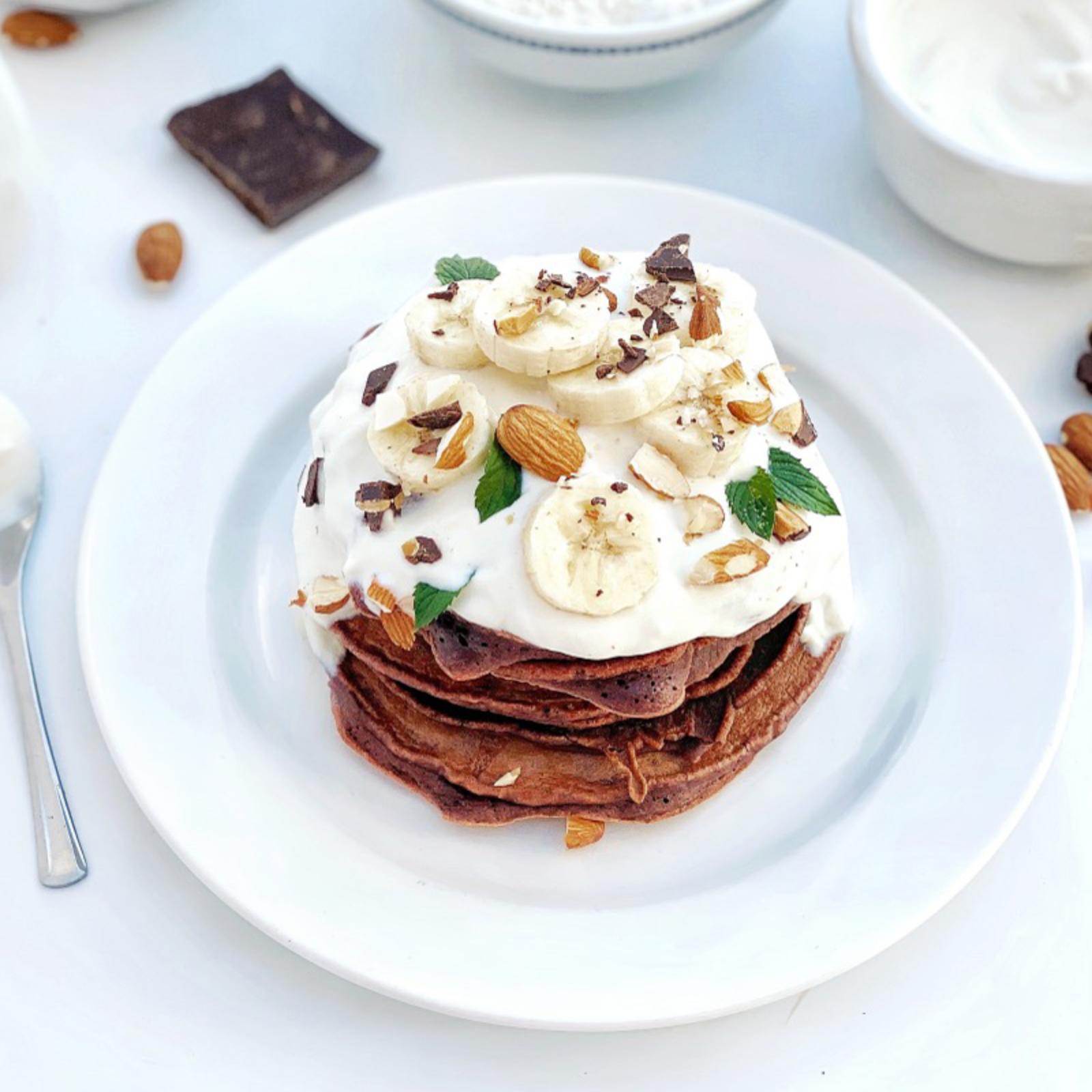 Pancake proteici al cacao con yogurt e mandorle