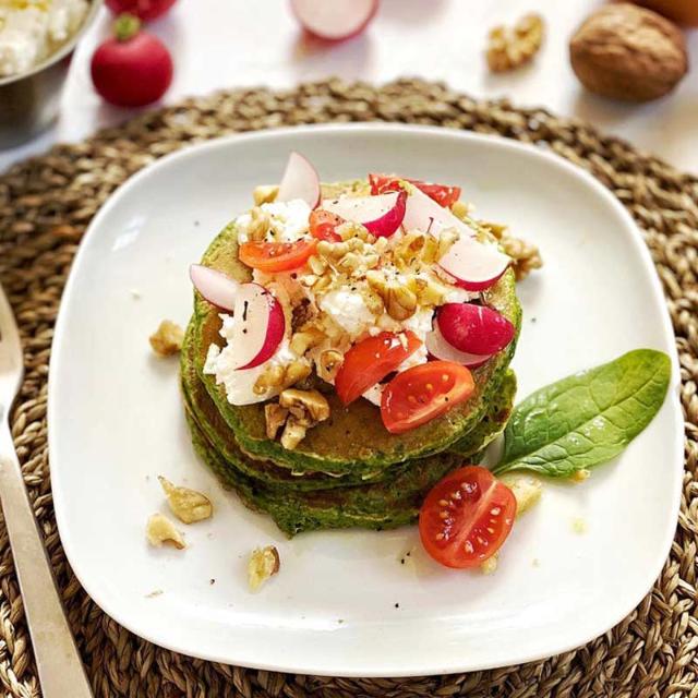Pancake verdi proteici con robiola, noci e pomodori