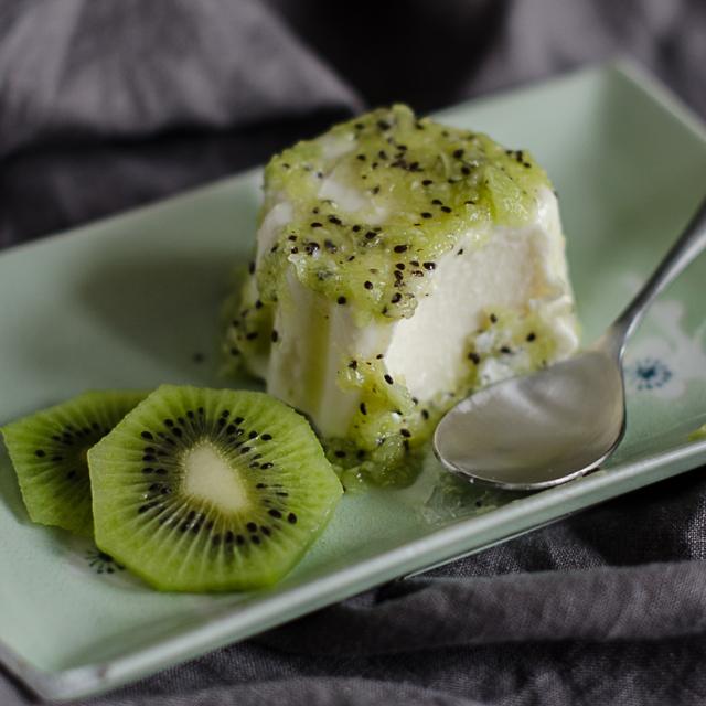 Panna cotta con salsa al kiwi