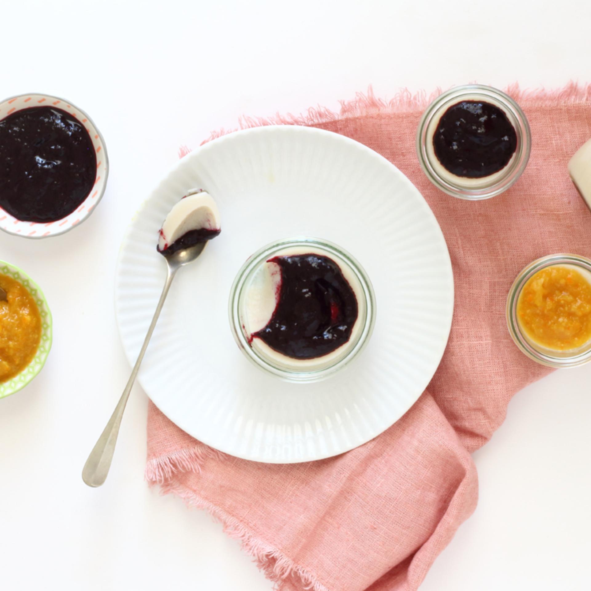 Panna cotta vegana con composta di mirtilli