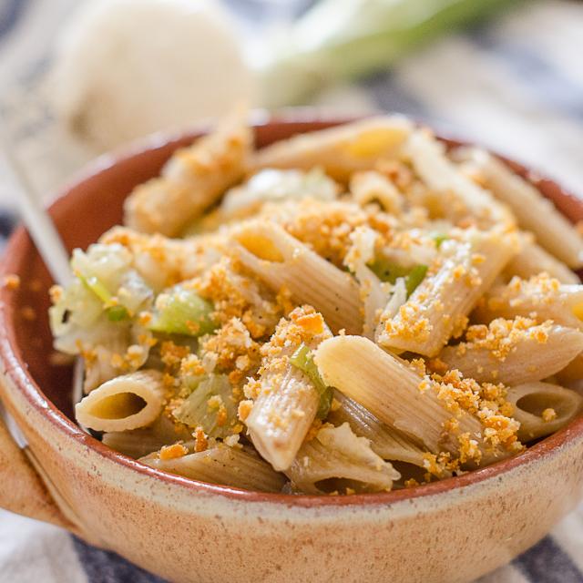 Pasta ai cipollotti e taralli