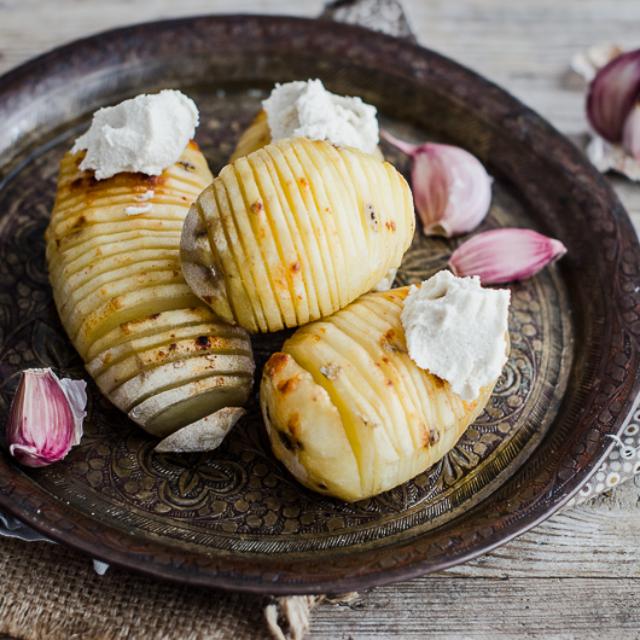 Patate hasselback con salsa di mandorle all'aglio