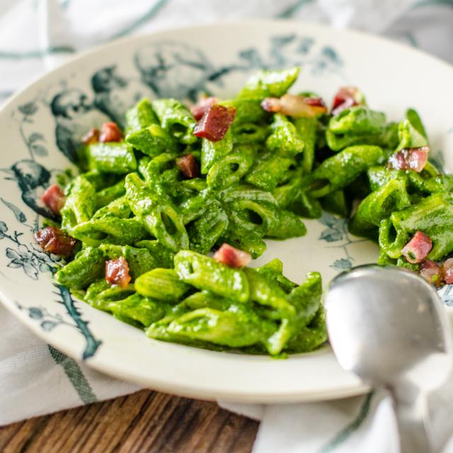 Penne con pesto di spinaci e capocollo