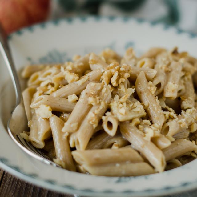 Penne con zola, mela e noci