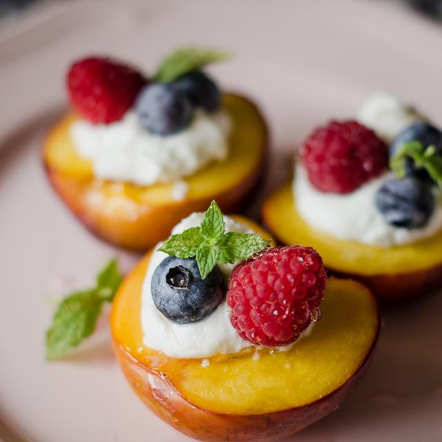 Pesche ripiene di robiola e frutti rossi