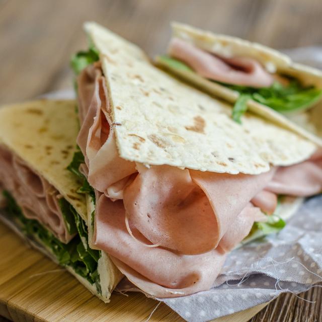 "Piadine" con robiola e mortadella