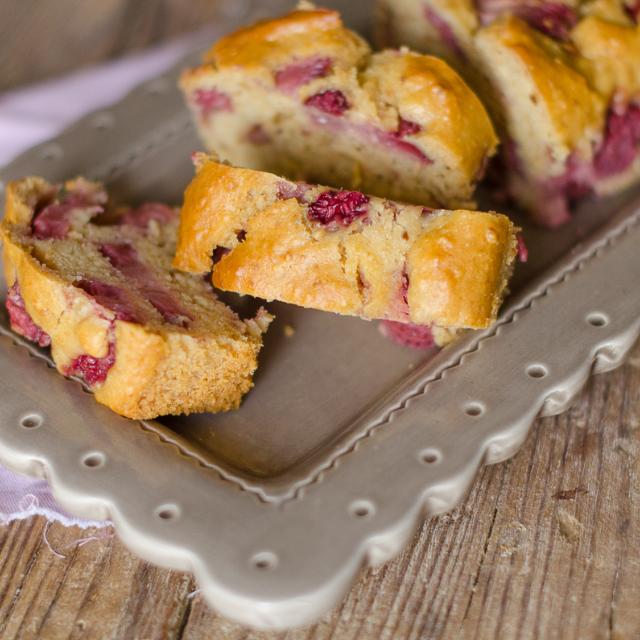 Plumcake di miele, mandorle e fragole