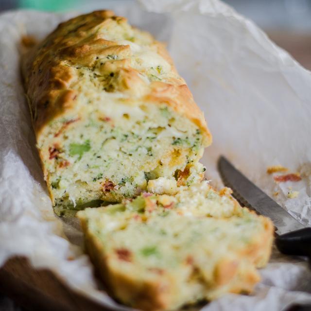 Plumcake salato ai broccoli, pancetta e formaggio