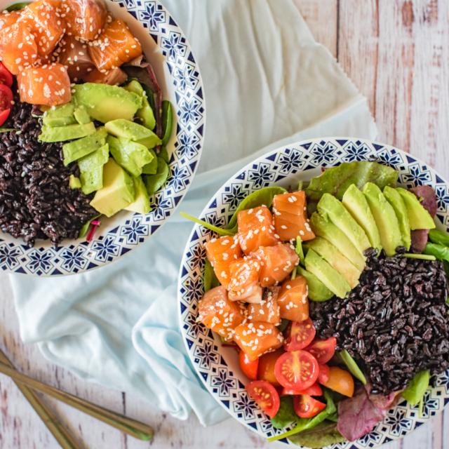 Poke riso nero, salmone e avocado