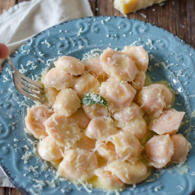 Ravioli alla barbabietola ripieni di ricotta