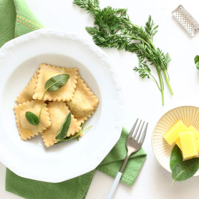 Ravioli di borragine, foglie di carota e ricotta