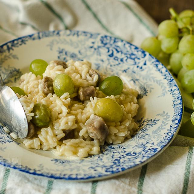 Risotto uva salsiccia e formaggi