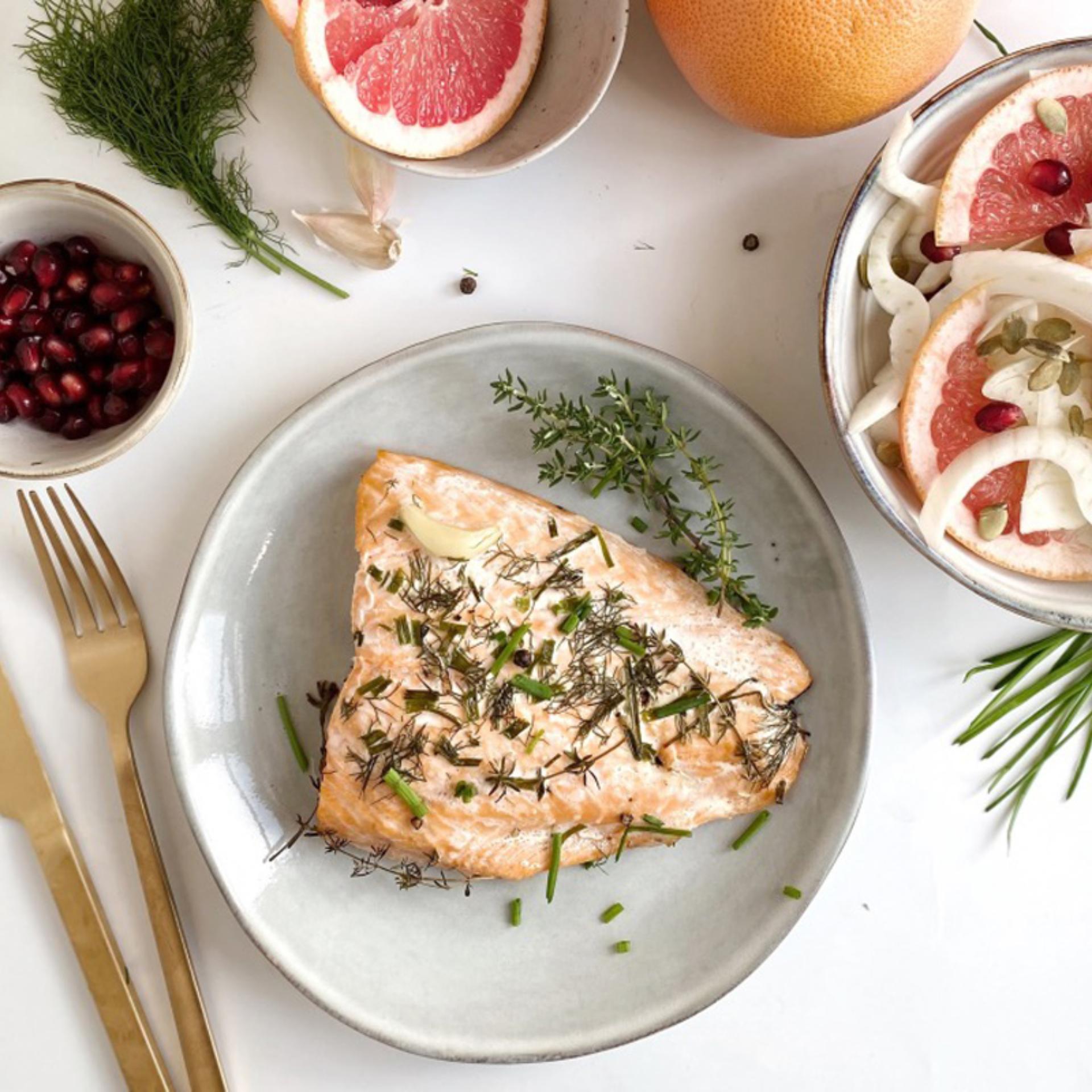 Salmone al cartoccio con insalata di finocchi e pompelmo