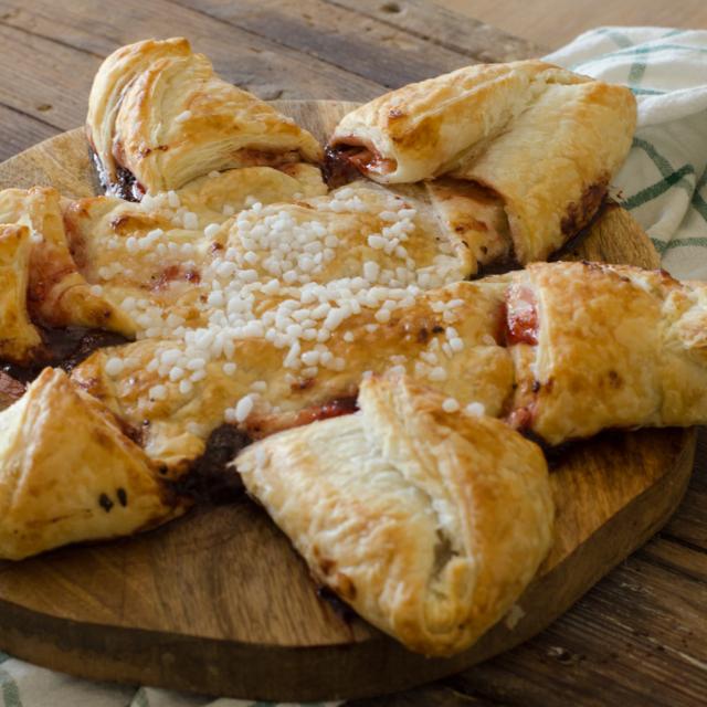 Sfogliata con frutta e cioccolato