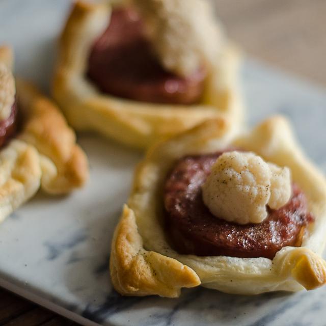 Sfogliatine di cotechino con crema di cavolfiore arrostito