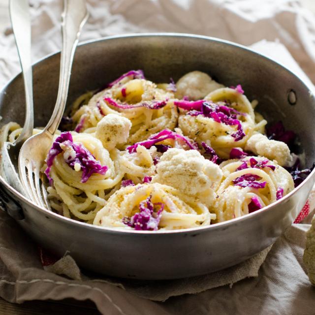 Spaghetti alla crema di cavolfiore con cavolo rosso agrodolce