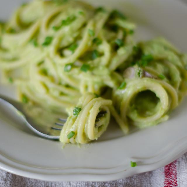 Spaghetti con crema di avocado