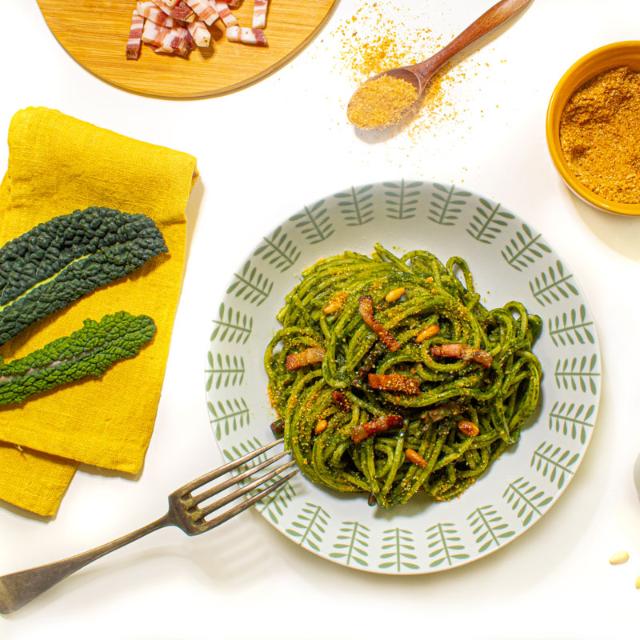 Spaghetti con crema di cavolo nero e pancetta croccante